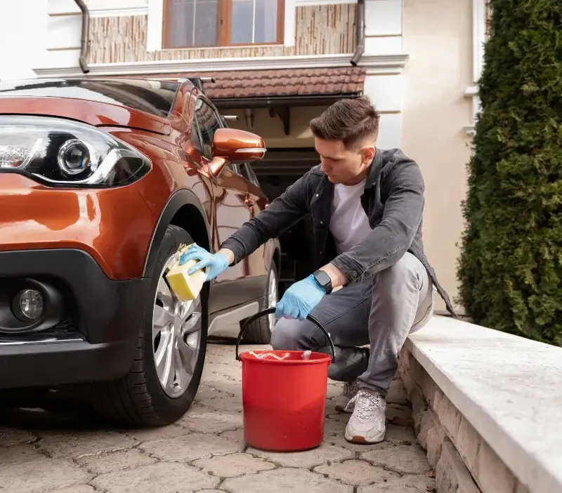 Lavage auto à domicile Belleherbe : professionnel intervenant sur un véhicule